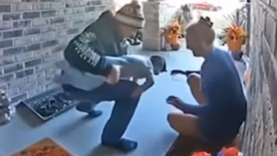 A US guy prevents a young boy from choking on chicken by using quick thinking. The Internet praises his bravery.